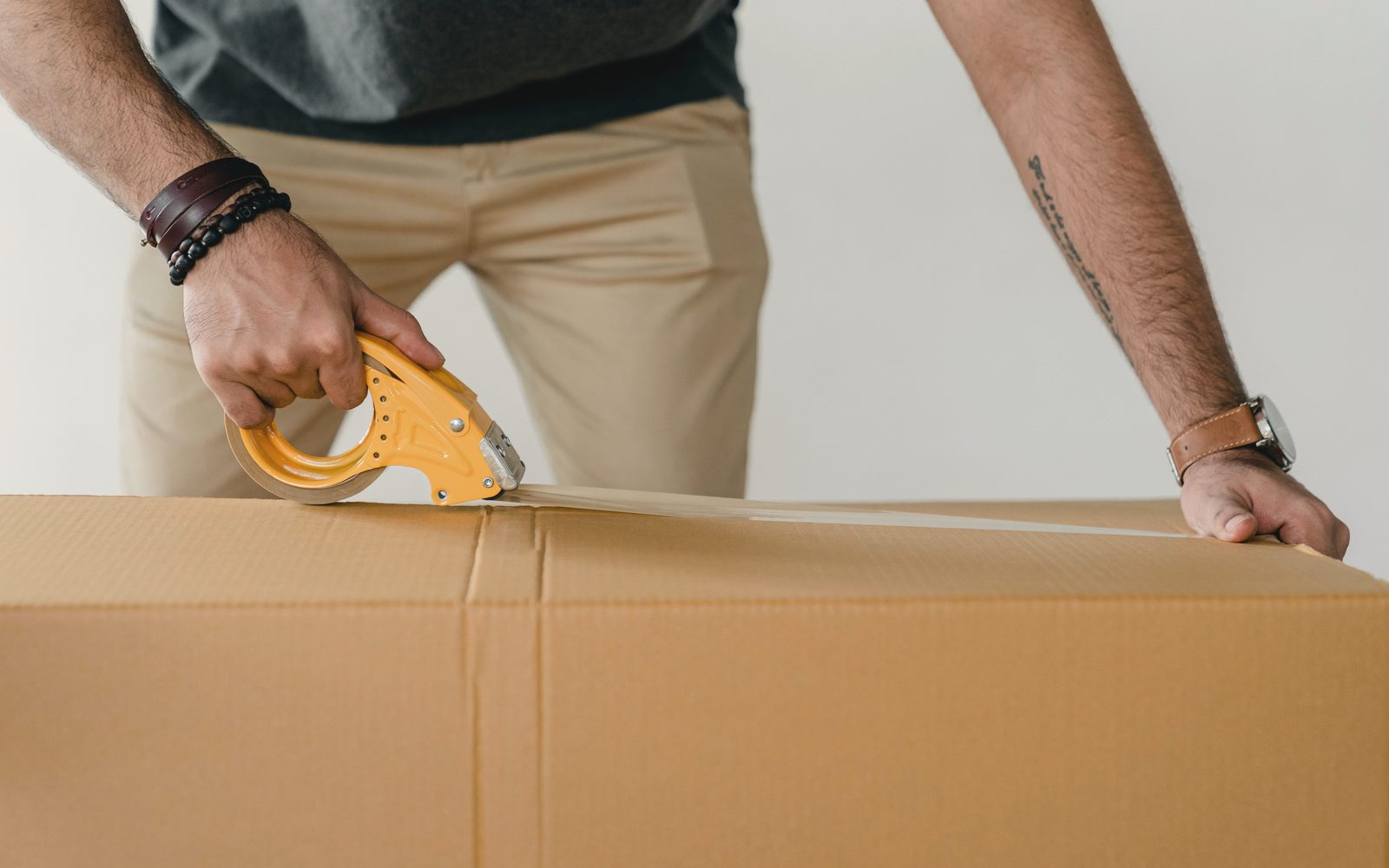 Iemand pakt zorgvuldig een verhuisdoos in tijdens een woningontruiming